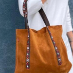 femme portant un sac en cuir TENERE sable