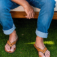 Homme assis portant des Sandales en cuir de couleur sable