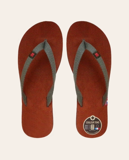 Vue de dessus d'une paire de tongs en cuir en tannage végétal couleur verte.Made in France.