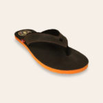 Claquette en cuir de couleur choco avec semelles oranges vue de côté pour adultes