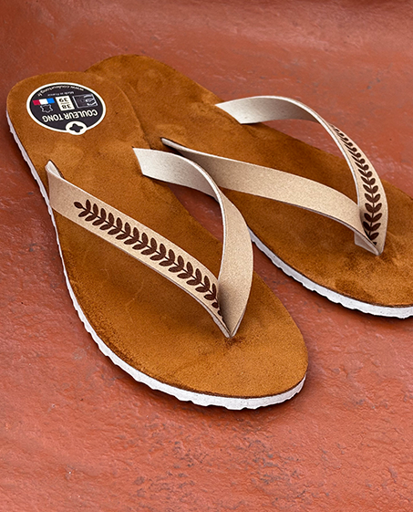 Paire de tong avec semelle fine et bride avec motif gravé